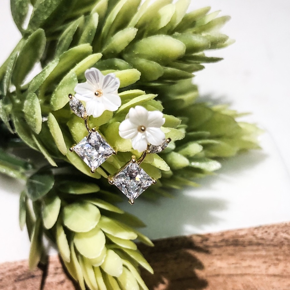 DAINTY✨ White Flower Crystal Stud Earrings